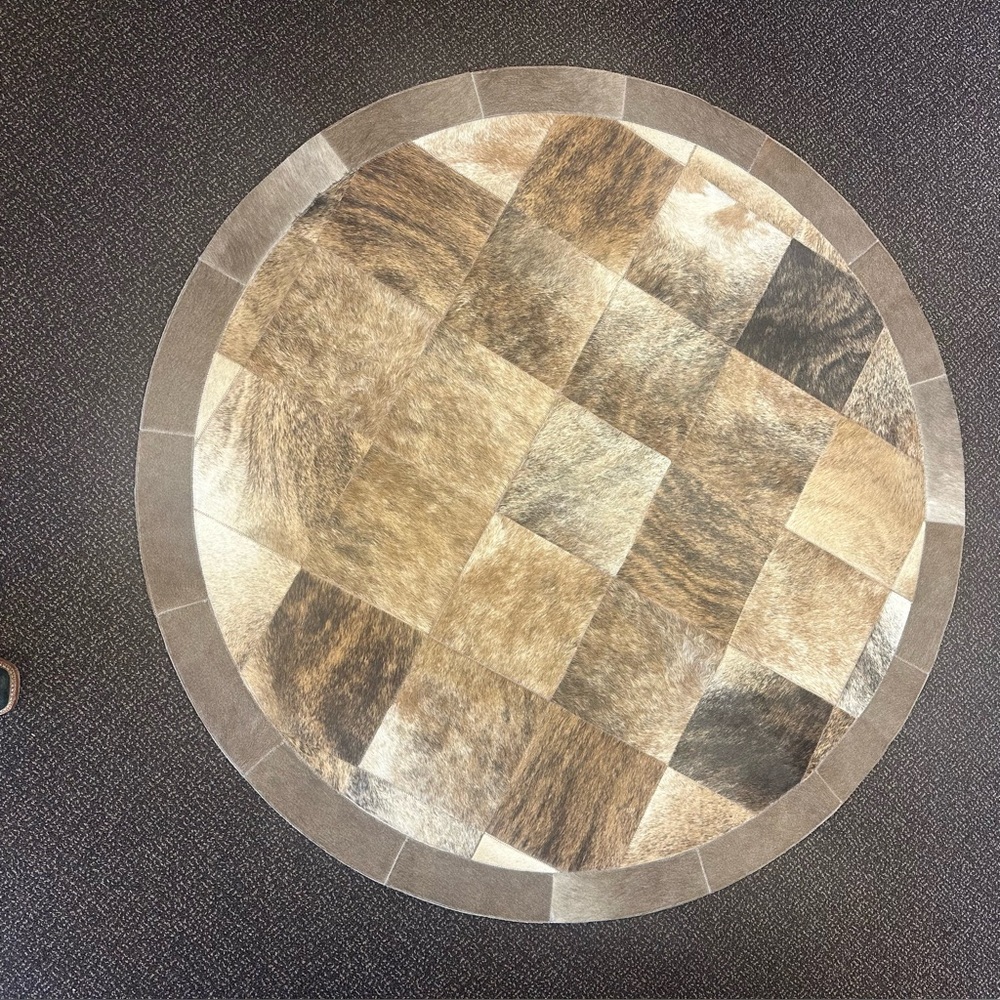 Cowhide Round Patchwork Area Rug 
48“ x 48“